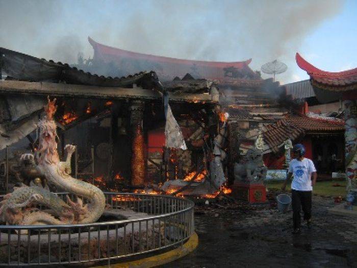 Klenteng Tertua di Banyuwangi Terbakar Klenteng Tertua di Banyuwangi Terbakar