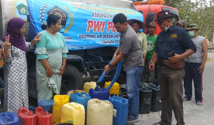 PWI Lamongan Peduli, Dropping Air Bersih ke Masjid dan Musholla untuk Berwudlu PWI Lamongan Peduli, Dropping Air Bersih ke Masjid dan Musholla untuk Berwudlu