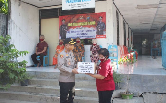 Kapolres Ngawi Pimpin Pembagian Sembako ke Masyarakat