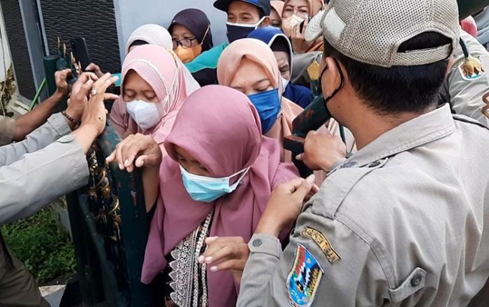 Rela Berdesak-desakan, Ratusan Warga di Tuban Geruduk Pasar Murah