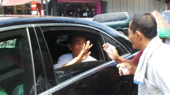 Tahun Baru di Solo, Jokowi Bagikan Uang dan Kaos Tahun Baru di Solo, Jokowi Bagikan Uang dan Kaos