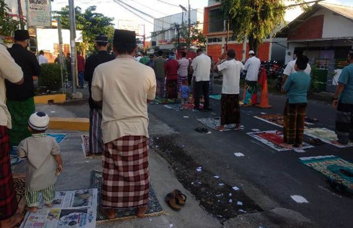 Mau Salat Sendiri Bingung, Warga Sumbersari Jember Salat Id di Jalan Raya Mau Salat Sendiri Bingung, Warga Sumbersari Jember Salat Id di Jalan Raya