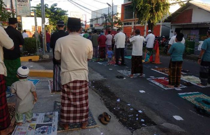 ​Mau Salat Sendiri Bingung, Warga Sumbersari Jember Salat Id di Jalan Raya