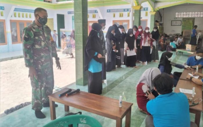 Tekan Sebaran Covid-19, Kodim Ngawi Gelar Vaksinasi di Lingkungan Pesantren Tekan Sebaran Covid-19, Kodim Ngawi Gelar Vaksinasi di Lingkungan Pesantren