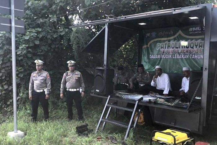 Tekan Angka Kecelakaan, Polisi di Sidoarjo Gelar Doa Usir Setan di Berbagai Lokasi Tekan Angka Kecelakaan, Polisi di Sidoarjo Gelar Doa Usir Setan di Berbagai Lokasi