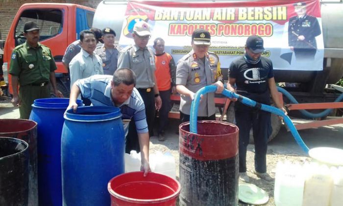 Kapolres Ponorogo Distribusikan Bantuan Air Bersih kepada Warga Dungus Pulung