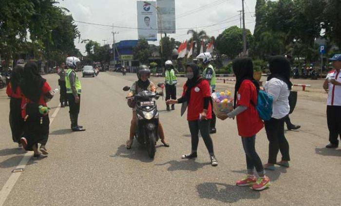 Siswa di Sumenep Kampanye Anti Narkoba Sambil Bagi-bagi Bunga Siswa di Sumenep Kampanye Anti Narkoba Sambil Bagi-bagi Bunga