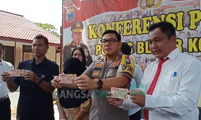 Belanjakan Upal di Pasar Tradisional, Wanita Asal Purbalingga Ditangkap Polres Blitar Kota Belanjakan Upal di Pasar Tradisional, Wanita Asal Purbalingga Ditangkap Polres Blitar Kota