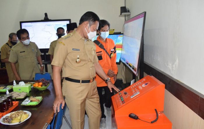Bupati Yuhronur Cek Kesiapan Peralatan BPBD Lamongan Bupati Yuhronur Cek Kesiapan Peralatan BPBD Lamongan
