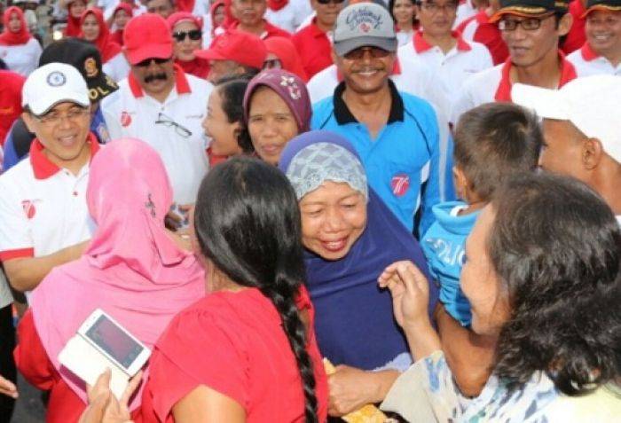Nenek-nenek hingga Cucu Berebut Selfie dengan Bupati Nenek-nenek hingga Cucu Berebut Selfie dengan Bupati