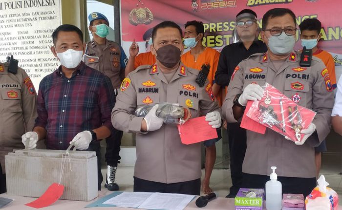 Satreskrim Polresta Banyuwangi Bekuk Empat Pencuri Baterai Tower di 19 TKP Satreskrim Polresta Banyuwangi Bekuk Empat Pencuri Baterai Tower di 19 TKP
