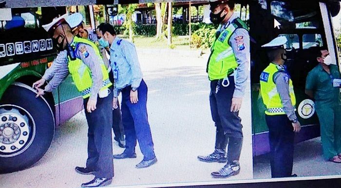 Satlantas Polres Sumenep Kerja Bareng Dishub Cek Kelaikan Bus Satlantas Polres Sumenep Kerja Bareng Dishub Cek Kelaikan Bus