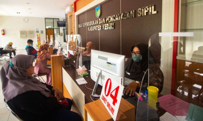 Pemkab Kediri Jalin MoU dengan Ditjen Dukcapil Kemendagri untuk Atasi Keterbatasan Blangko e-KTP Pemkab Kediri Jalin MoU dengan Ditjen Dukcapil Kemendagri untuk Atasi Keterbatasan Blangko e-KTP