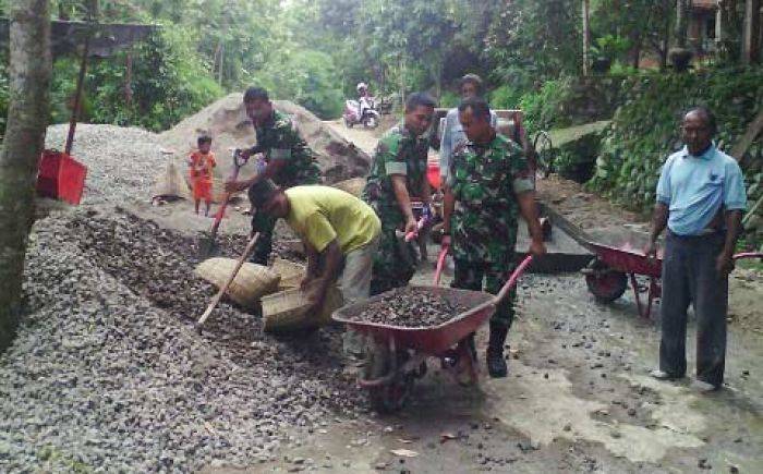 Babinsa Sine Ngawi, PPL dan Masyarakat Bangun Jalan Desa Babinsa Sine Ngawi, PPL dan Masyarakat Bangun Jalan Desa