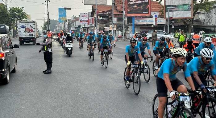 Polresta Sidoarjo Amankan Jalur Tour de Panderman, Warga Antusias Suport para Pembalap Polresta Sidoarjo Amankan Jalur Tour de Panderman, Warga Antusias Suport para Pembalap