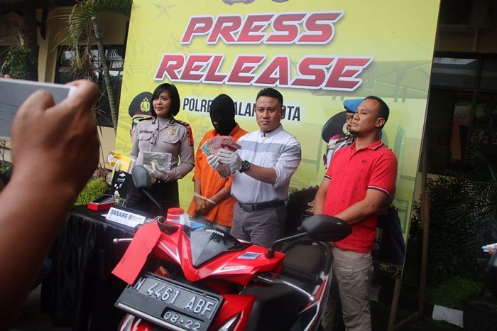 Pura-pura Pacari Pembantu, Pria Asal Pulau Garam Gondol Motor Majikan Pura-pura Pacari Pembantu, Pria Asal Pulau Garam Gondol Motor Majikan
