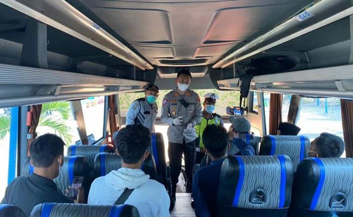 Cegah Penularan, Satlantas Polres Bangkalan Razia Surat Bebas Covid-19 Terhadap Penumpang Bus Cegah Penularan, Satlantas Polres Bangkalan Razia Surat Bebas Covid-19 Terhadap Penumpang Bus
