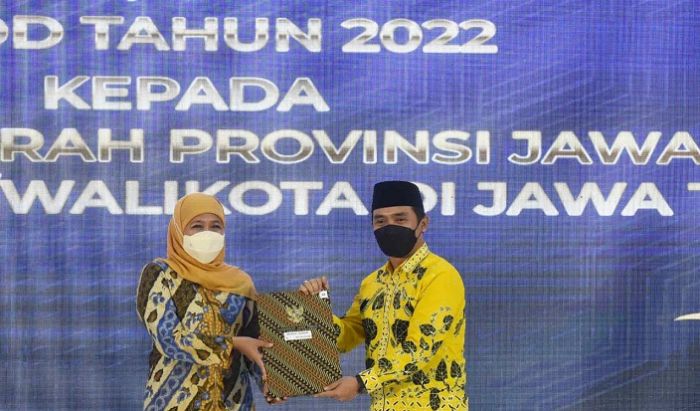 Wakil Wali Kota Pasuruan Terima DIPA dan TKDD Tahun Anggaran 2022 dari Gubernur Wakil Wali Kota Pasuruan Terima DIPA dan TKDD Tahun Anggaran 2022 dari Gubernur