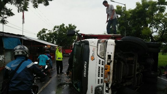 Tabrak Truk Pasir, Truk Muat Bola Lampu Terguling di Desa Bawangan, Ploso