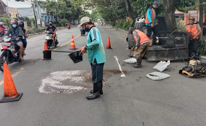 Sering Dapat Aduan Jalan Berlubang, DPUPR Kota Kediri Benahi di 394 Titik Sering Dapat Aduan Jalan Berlubang, DPUPR Kota Kediri Benahi di 394 Titik