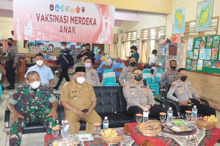 Kapolres Pasuruan Pimpin Zoom Meeting Vaksinasi Merdeka Anak Bersama Kapolri di SDN Kebon Waris 1 Kapolres Pasuruan Pimpin Zoom Meeting Vaksinasi Merdeka Anak Bersama Kapolri di SDN Kebon Waris 1