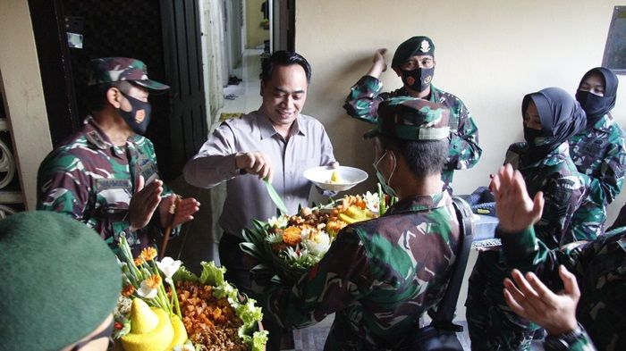 Beri Kejutan, Anggota Kodim dan Yon Armed Geruduk Rumdis Kapolres Ngawi