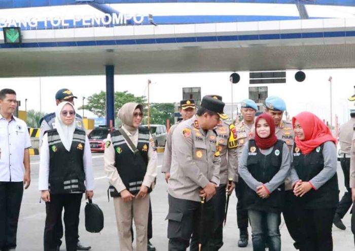 Pantau Kesiapan Pos Pelayanan di Tol Penompo Mojokerto, Kapolda Jatim Semangati Para Personel