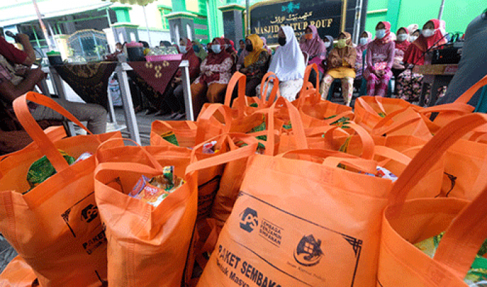 Indah Kurnia dan LPS Bagikan Sembako untuk Warga Terdampak Covid-19 di Surabaya Indah Kurnia dan LPS Bagikan Sembako untuk Warga Terdampak Covid-19 di Surabaya