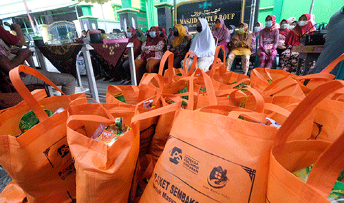 Indah Kurnia dan LPS Bagikan Sembako untuk Warga Terdampak Covid-19 di Surabaya