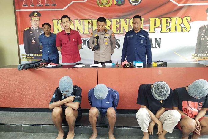 Aniaya Anak Dibawah Umur, 13 Pemuda Diperiksa Polisi Tiga Orang Ditetapkan Tersangka Aniaya Anak Dibawah Umur, 13 Pemuda Diperiksa Polisi Tiga Orang Ditetapkan Tersangka