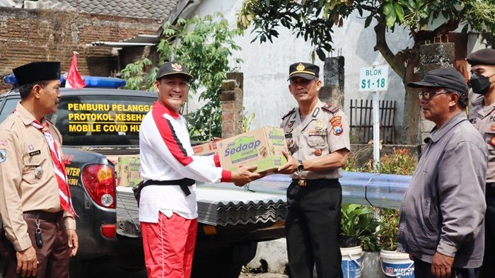 Polres Malang Serahkan Bansos ke Para Korban Bencana Alam Hujan Disertai Angin Kencang di Pakisaji