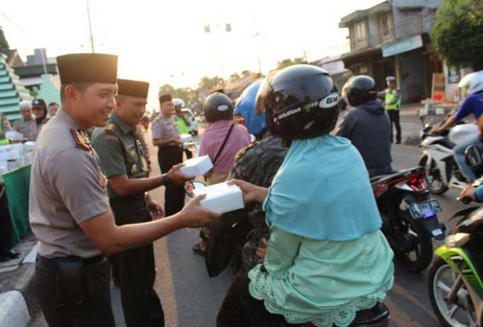 Peringati HUT Bhayangkara ke-72, Polres-Kodim Gresik Sinergi Bagi Takjil Gratis