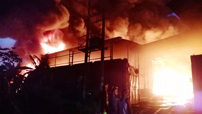 Gudang Plastik di Krian Terbakar Hebat, 14 Unit Mobil PMK Gabungan Sidoarjo dan Gresik Dikerahkan Gudang Plastik di Krian Terbakar Hebat, 14 Unit Mobil PMK Gabungan Sidoarjo dan Gresik Dikerahkan
