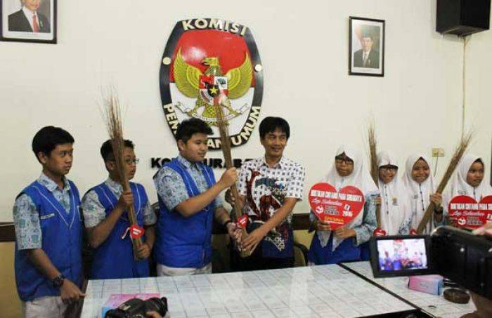 Datangi KPU, Pelajar SMP Muhammadiyah Pucang Hadiahi Sapu Lidi Datangi KPU, Pelajar SMP Muhammadiyah Pucang Hadiahi Sapu Lidi