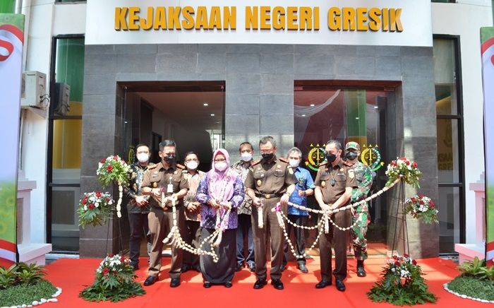 Resmikan Gedung Baru Kejari Gresik, Kajati Harap Bisa Jadi Motivasi dan Mampu Tingkatkan Performa Resmikan Gedung Baru Kejari Gresik, Kajati Harap Bisa Jadi Motivasi dan Mampu Tingkatkan Performa