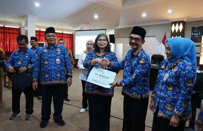 Pj Wali Kota Kediri Serahkan SK Pensiun PNS TMT Februari-Mei 2025 Pj Wali Kota Kediri Serahkan SK Pensiun PNS TMT Februari-Mei 2025