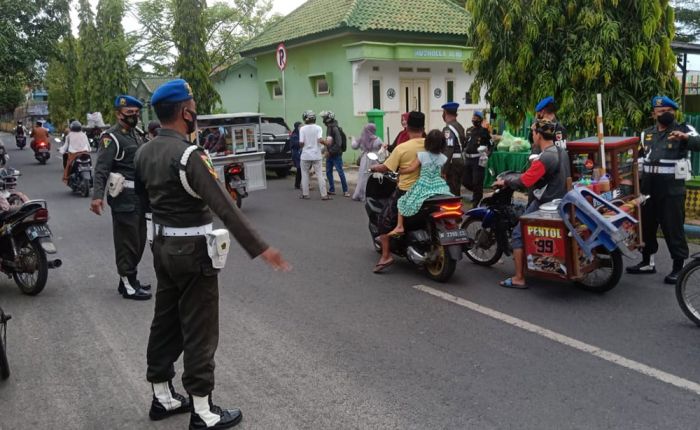 Ramadan Peduli, Keluarga Besar Subdenpom V/4-3 Pamekasan Bagi-Bagi Takjil