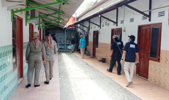 Positif Konsumsi Sabu, Dua Pasangan Kumpul Kebo di Tuban Diamankan BNN Positif Konsumsi Sabu, Dua Pasangan Kumpul Kebo di Tuban Diamankan BNN