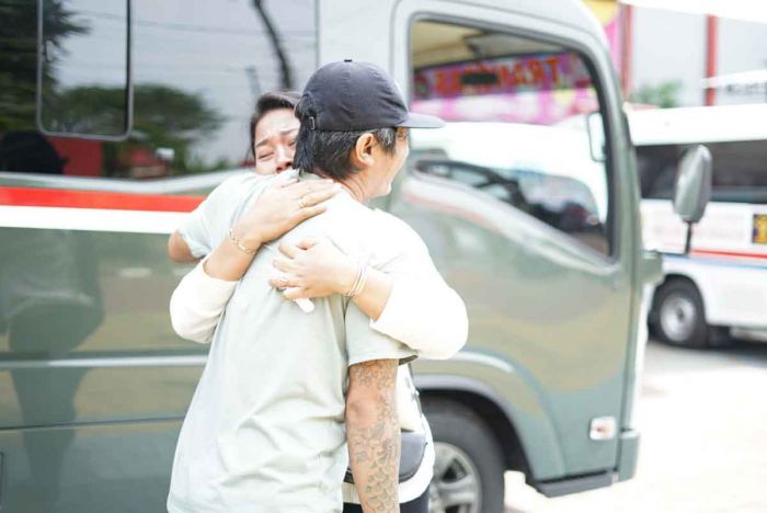 Terharu, 74 Warga Binaan Lapas Kelas I Surabaya Akhirnya Hirup Udara Bebas Terharu, 74 Warga Binaan Lapas Kelas I Surabaya Akhirnya Hirup Udara Bebas