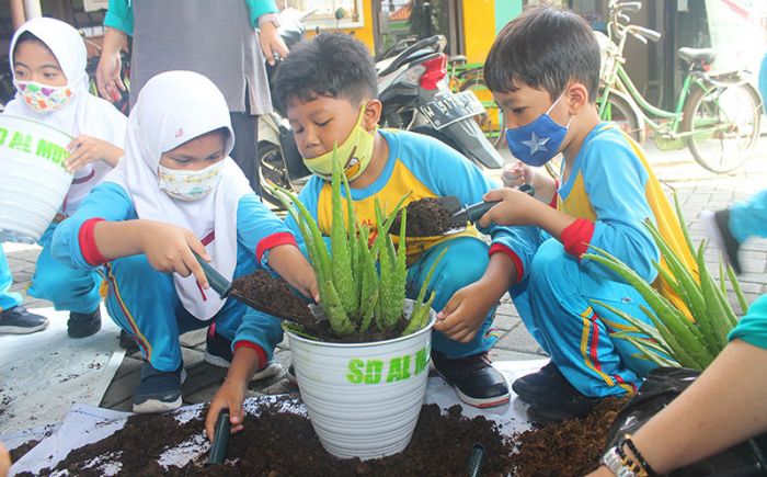 Peringati Hari Pohon Sedunia, Siswa SD Al Muslim Sidoarjo Tanam Beragam Pohon