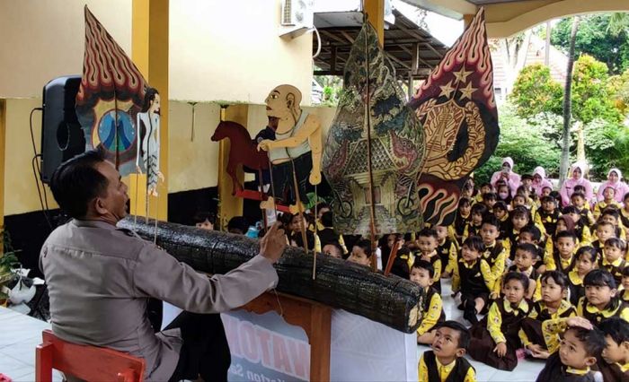 Kapolsek Pare Mendalang di Hadapan Murid TK dengan Tema Ramadhan Kapolsek Pare Mendalang di Hadapan Murid TK dengan Tema Ramadhan