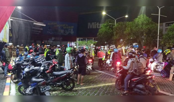 Razia Antisipasi Balap Liar, Satlantas Polresta Sidoarjo Jaring 197 Sepeda Motor. Razia Antisipasi Balap Liar, Satlantas Polresta Sidoarjo Jaring 197 Sepeda Motor.