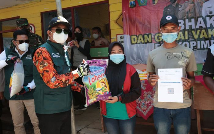 Vaksinasi di Dusun Terpencil, Bupati Sidoarjo Gus Muhdlor: Untuk Pastikan Vaksinasi Merata Vaksinasi di Dusun Terpencil, Bupati Sidoarjo Gus Muhdlor: Untuk Pastikan Vaksinasi Merata