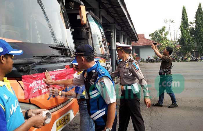 Cek Kelayakan Bus di Terminal Jombang, Satu Kendaraan Ditilang