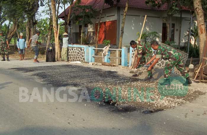 Jelang Musim Mudik, Warga dan Aparat TNI di Nganjuk Swadaya Perbaiki Jalan Alternatif yang Rusak