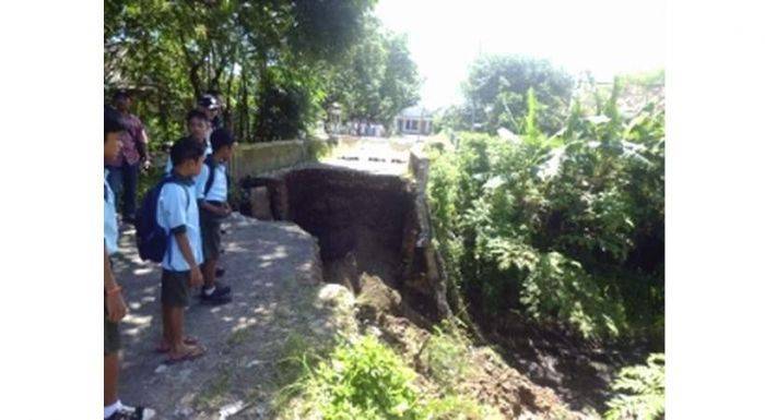 Jembatan Putus, Desa Candiwatu Mojokerto Terisolir Jembatan Putus, Desa Candiwatu Mojokerto Terisolir