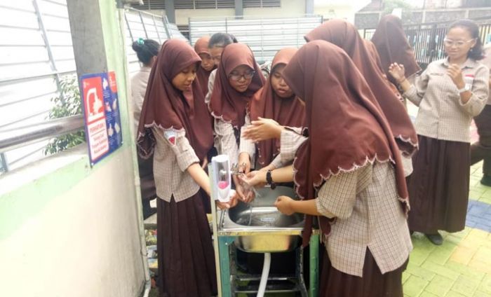 Biasakan Warga Cuci Tangan, Pemkot Surabaya Pasang Wastafel Portable di Puluhan Titik Biasakan Warga Cuci Tangan, Pemkot Surabaya Pasang Wastafel Portable di Puluhan Titik
