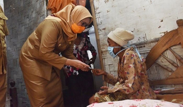 BLT Dana Desa Mulai Disalurkan, Wabup Lumajang Berharap Kades Adil dan Transparan BLT Dana Desa Mulai Disalurkan, Wabup Lumajang Berharap Kades Adil dan Transparan
