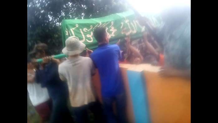 Akses Jalan Ditembok, Keranda Jenazah di Mojokerto 