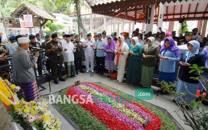 Berdoa di Makam Gus Dur, Panglima Gatot: TNI Jadikan Ziarah Kubur sebagai Tradisi Berdoa di Makam Gus Dur, Panglima Gatot: TNI Jadikan Ziarah Kubur sebagai Tradisi